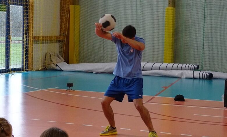 Spotkanie z niepowtarzalnym sportowcem w Szkole Podstawowej w Konikowie