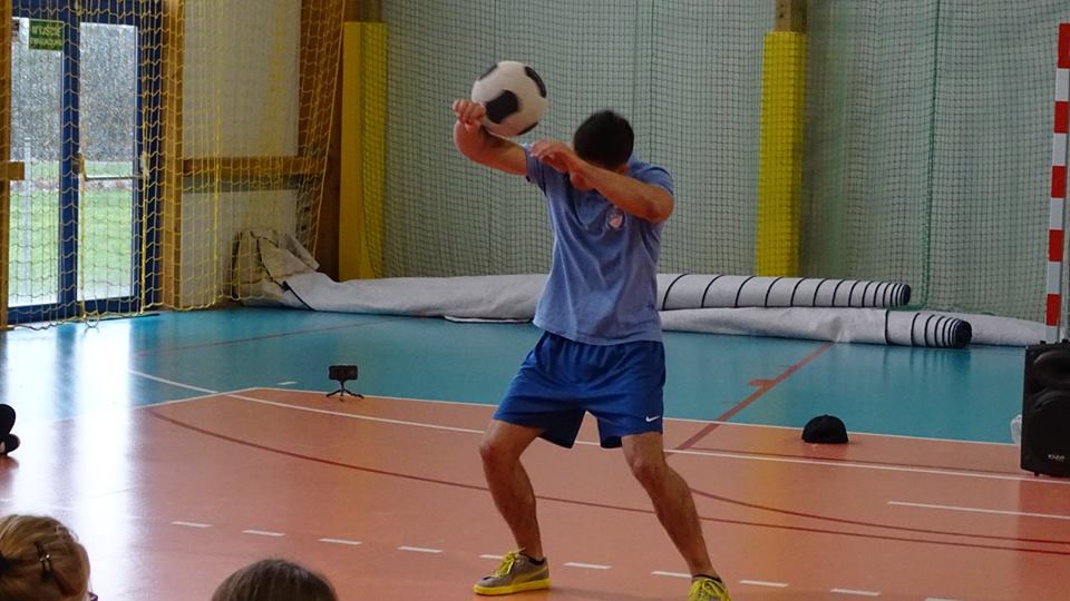 Spotkanie z niepowtarzalnym sportowcem w Szkole Podstawowej w Konikowie Spotkanie z niepowtarzalnym sportowcem w Szkole Podstawowej w Konikowie