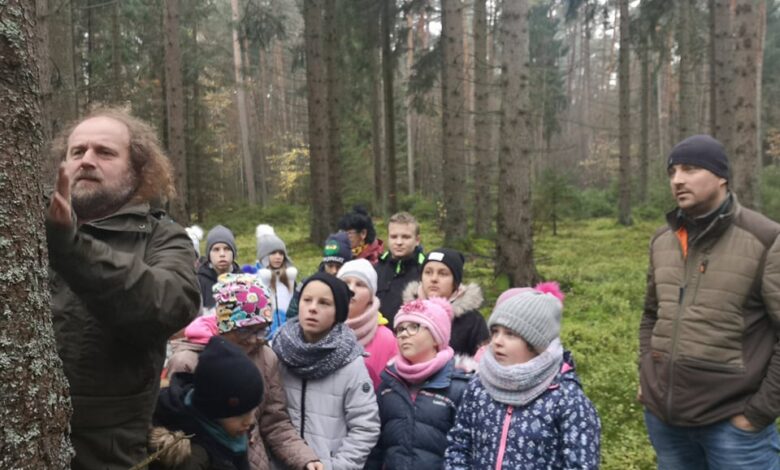 Uczniowie pomagaja leśnym zwirzętom