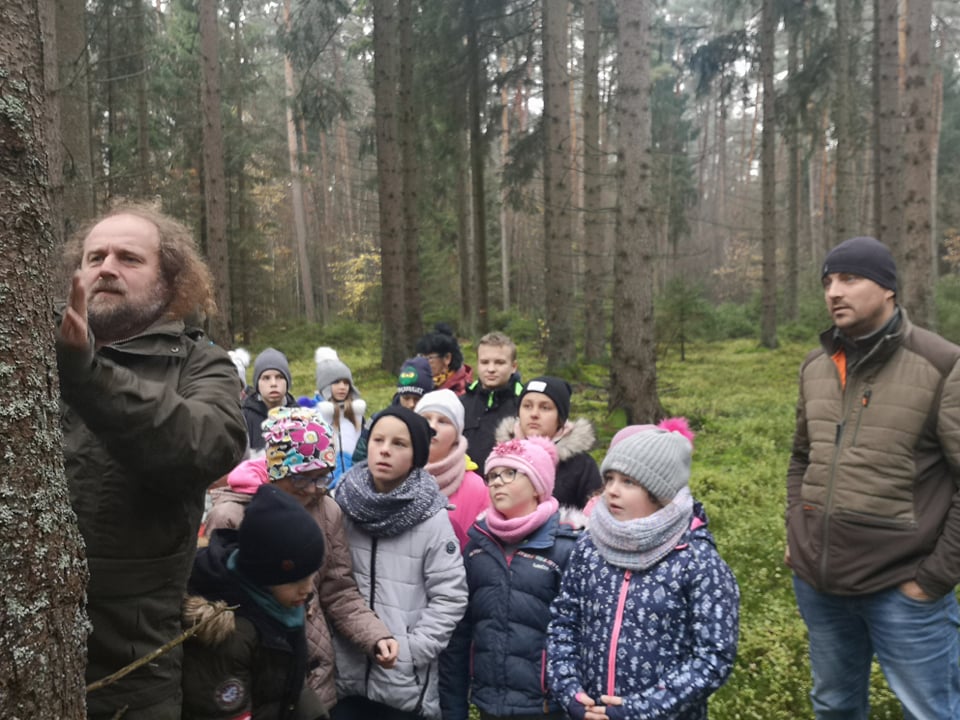 Uczniowie pomagaja leśnym zwirzętom