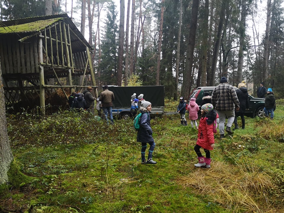 Uczniowie pomagaja leśnym zwirzętom